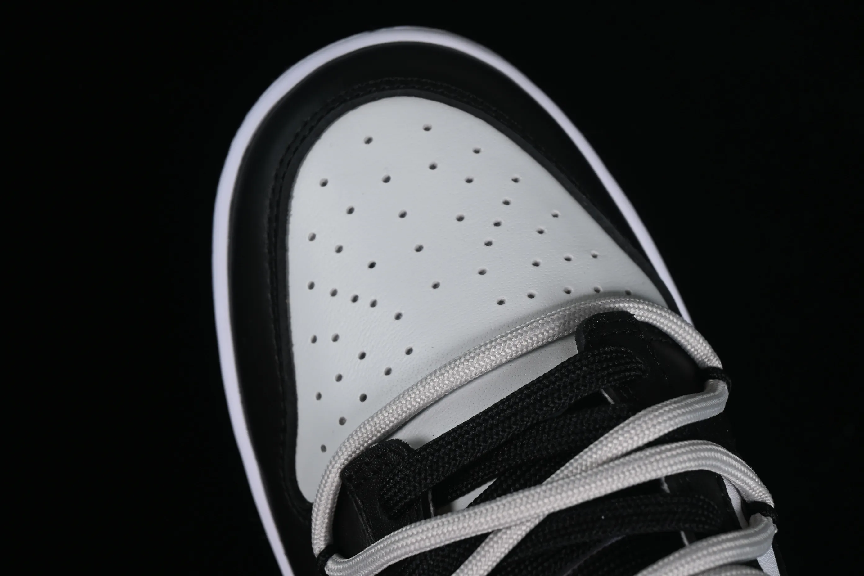 All categories Nk SB Dunk series Nk SB Dunk Low Low-top sneakers Nk Dunk Low Letter Panda Black and gray high street deconstruction SB strap low-top casual sneakers CW1590-100